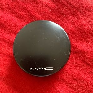 GUC MAC Mineral Skinfinish pressed powder compact, Light
